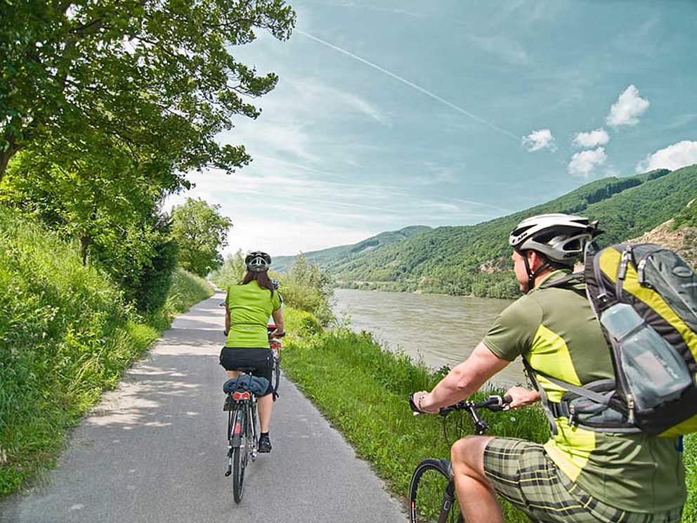 zwei Radfahrer am Radweg entlang der Donau in der Wachau