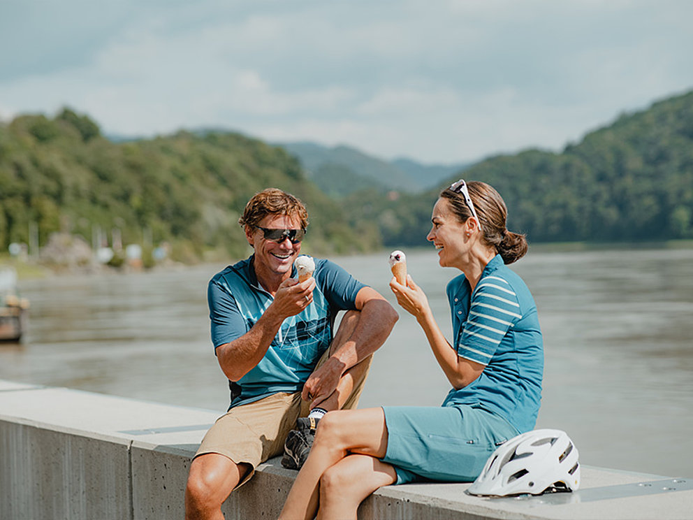 Radfahrer essen Eis an der Donau in Grein