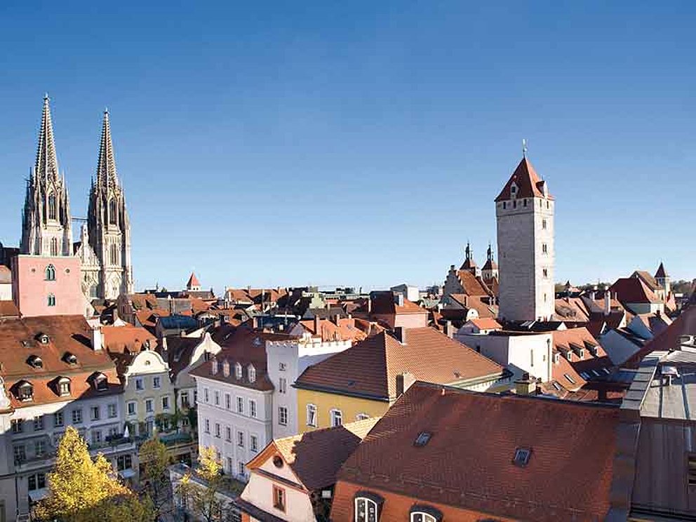 Blick über die Dächer mit Dom auf Regensburg