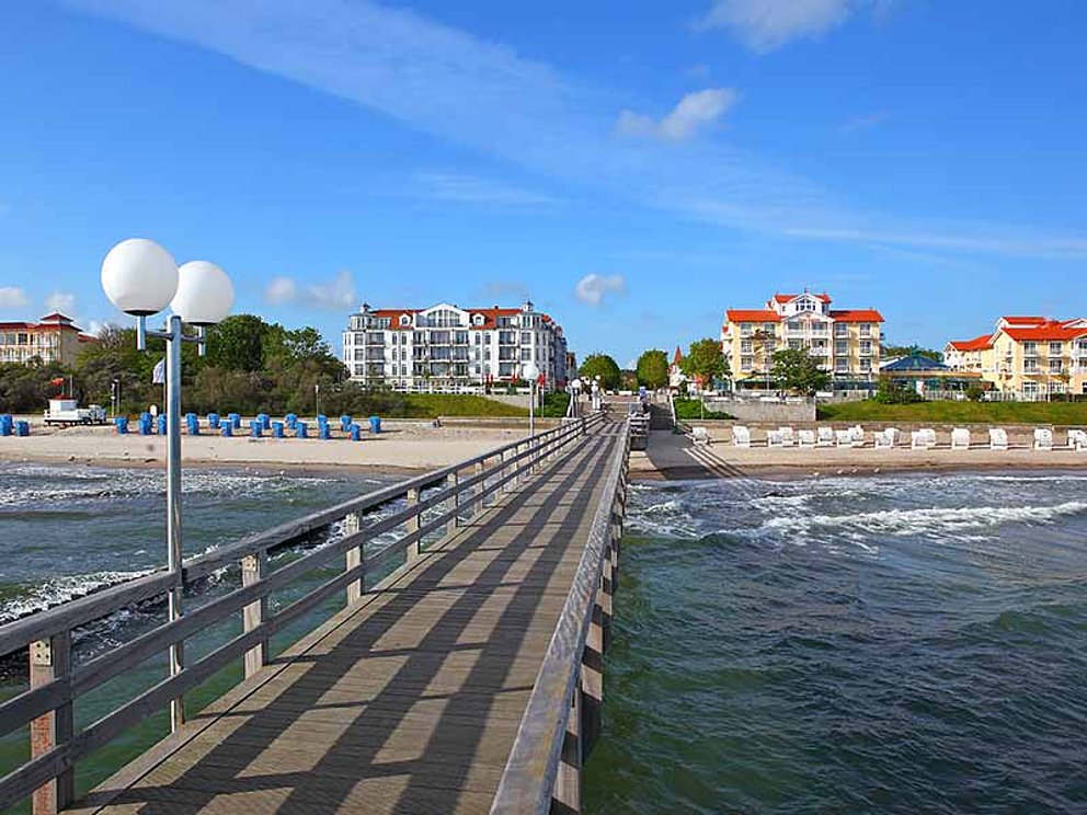 Seebrücke an der Ostsee mit Blick auf den Strand von Kühlungsborn