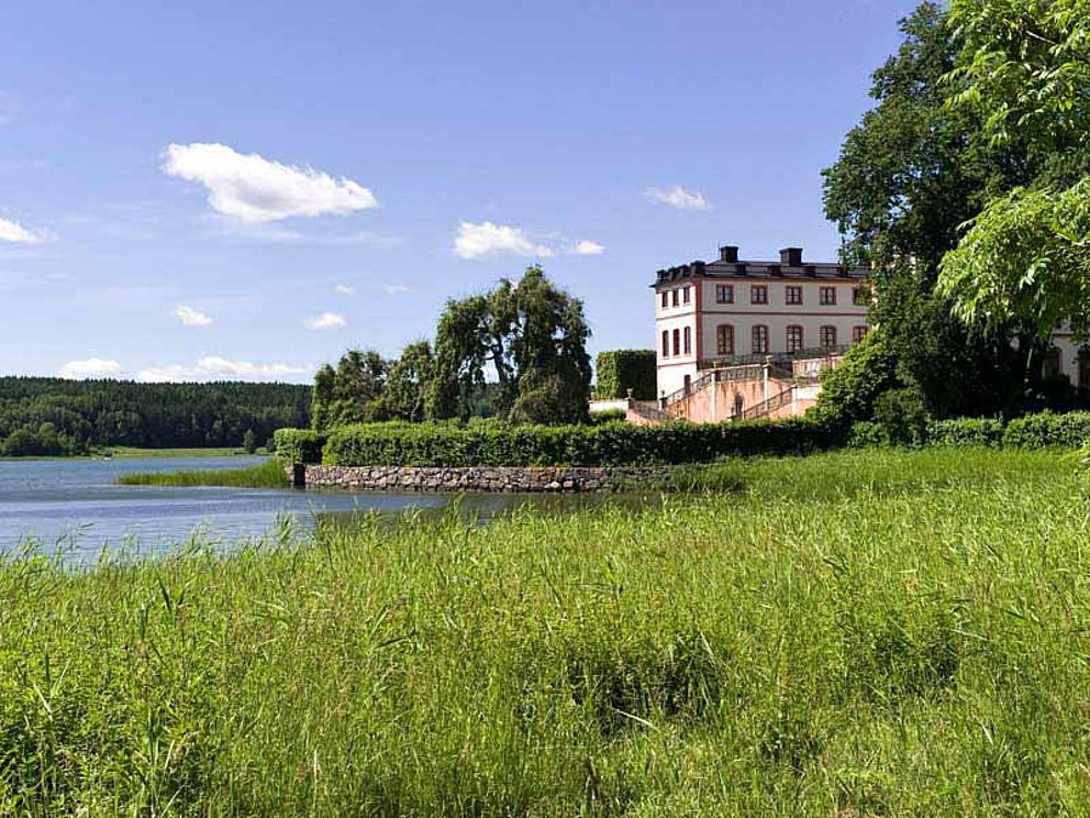 Schloss Tulgarns liegt an einem Seeufer inmitten von üppigen Wiesen.