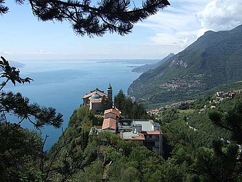 Blick von Berg auf Burg und den Gardasee in Italien