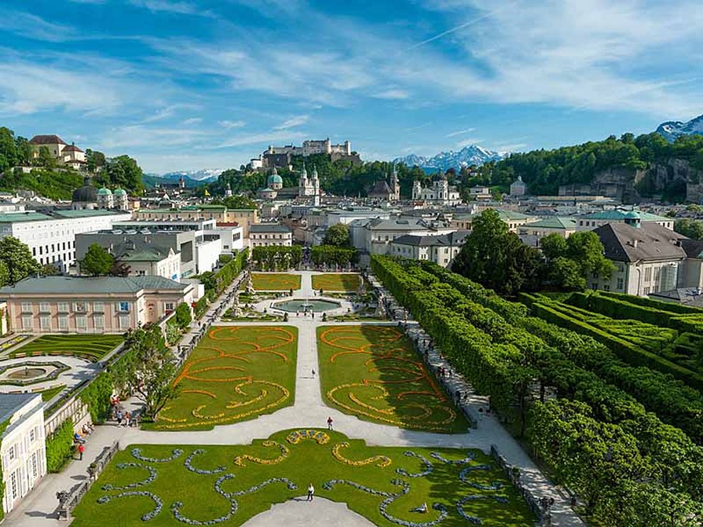 schöner Mirabellgarten in Salzburg mit Blick auf die Hohenfestung