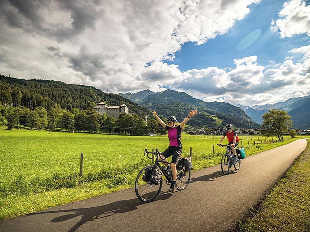 2 Radfahrer am Radweg bei Kaprun.