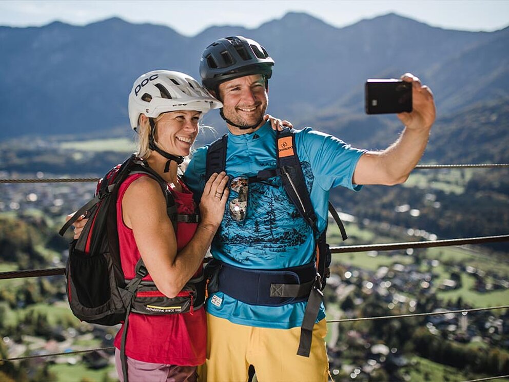 2 Personen machen ein Selfie mit dem Smartphone