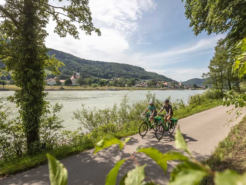 Radfahren am Donauradweg vorbei an Kramesau