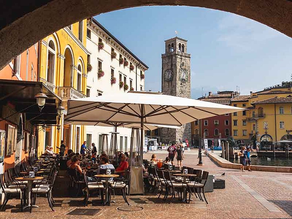 Gemütliches Café in Riva del Garda am Gardasee