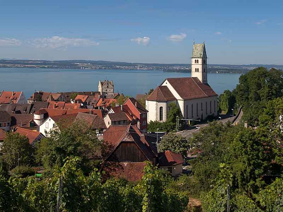 Blick auf Meersburg mit Kirche am Bodensee