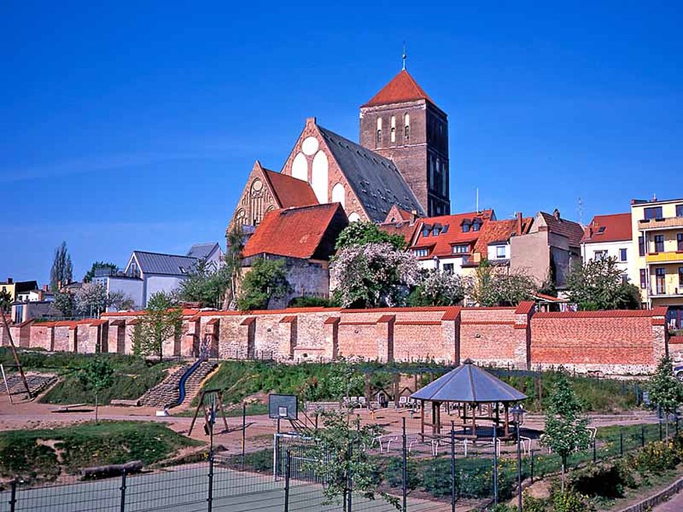 Stadtmauern mit Kirche in Rostock in Deutschland am Ostseeradweg