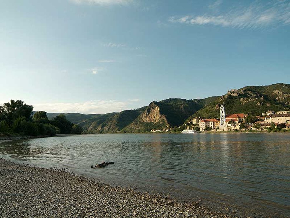 Blick von anderem Ufer der Donau auf Dürnstein