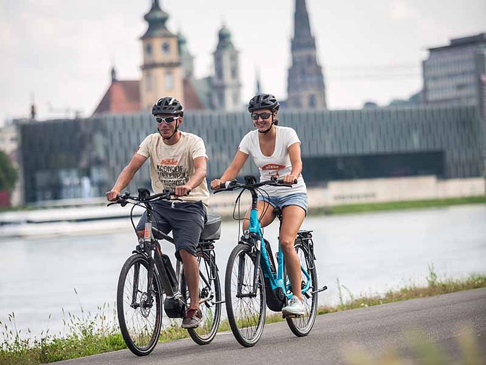 E-Bike fahren in Linz - zu zweit am Donauradweg