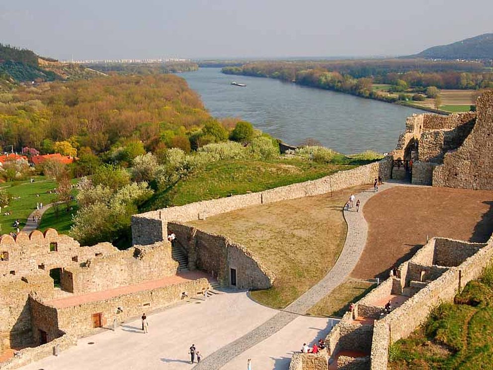 Die Burgruine von Devin thront hoch über der Donau in der Slowakei.