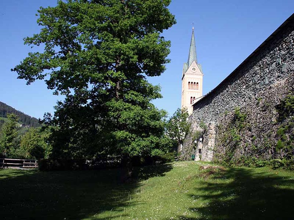 die Stadtmauern in Radstadt mit Kirche