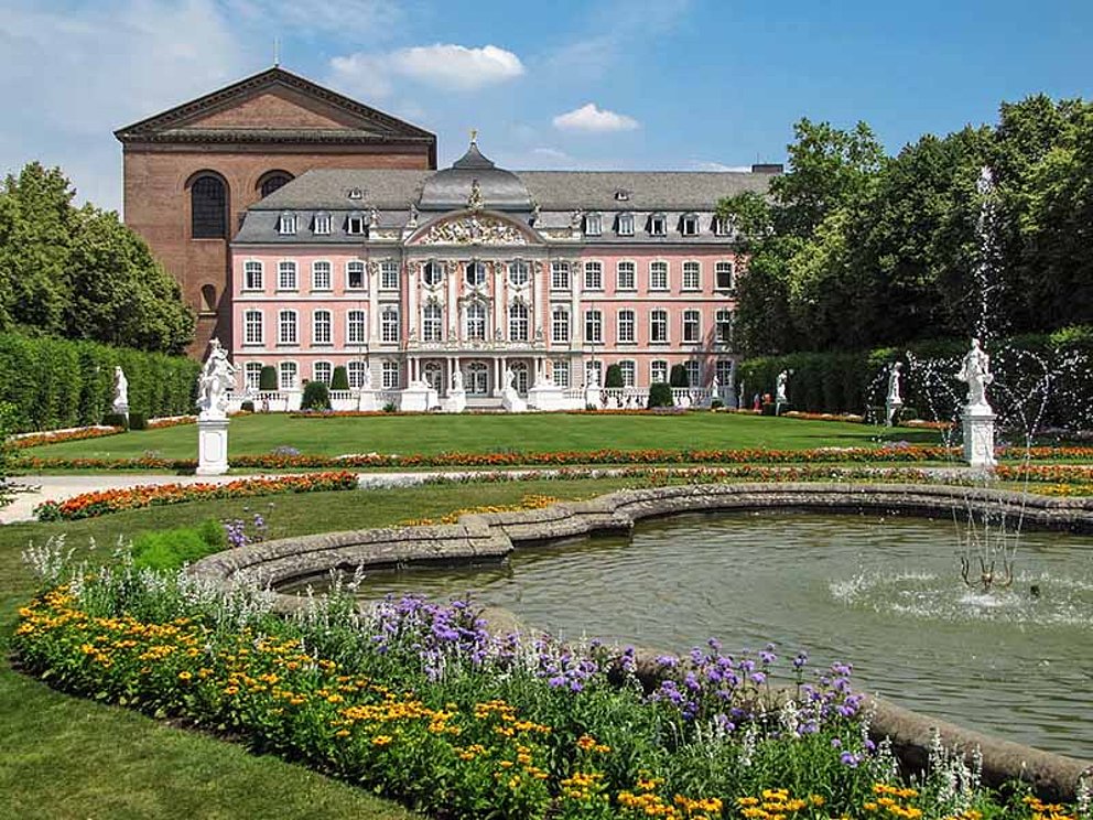 Kurfürstliches Palais mit Barockbrunnen in Trier an der Mosel