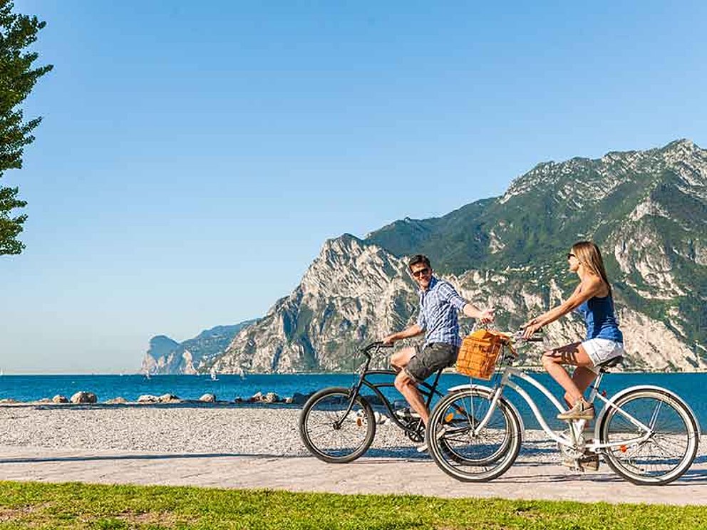 zwei Radfahrer unterwegs am Gardasee
