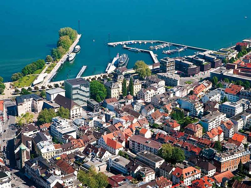 Blick auf Bregenz mit Hafen am Bodensee