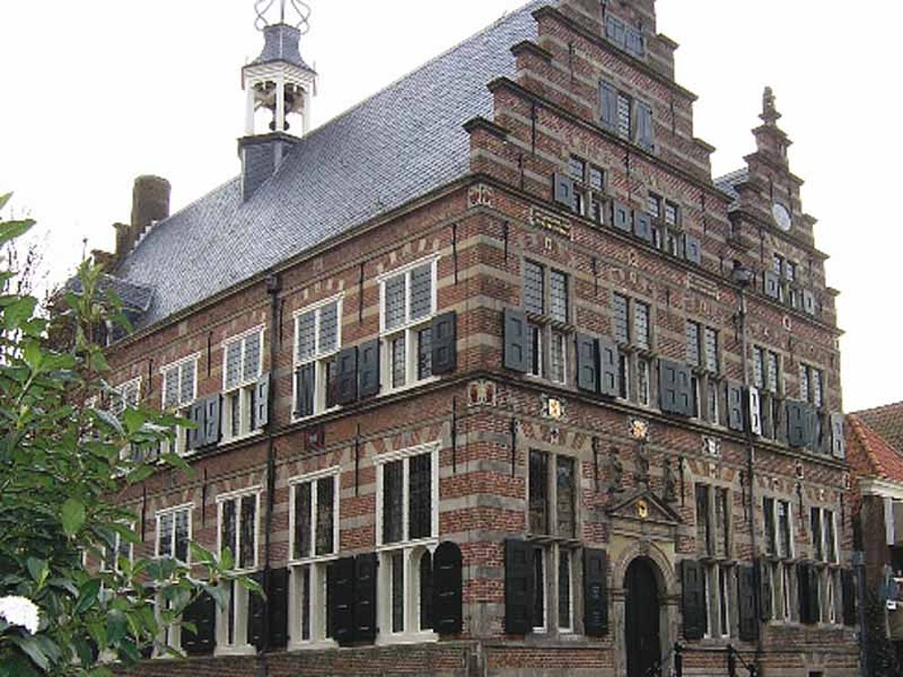 Das Rathaus von Naarden in Holland in Backsteinoptik.