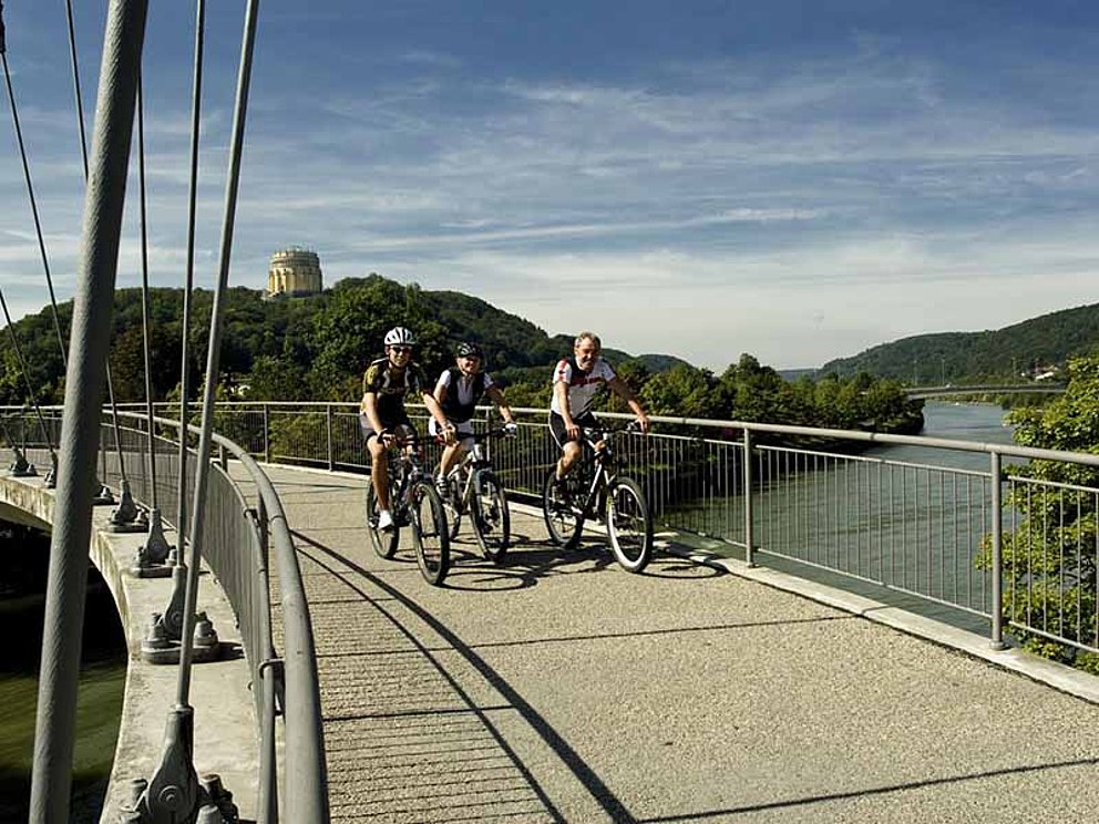 Radfahrer auf der Torhausbrücke in der Stadt Kelheim 