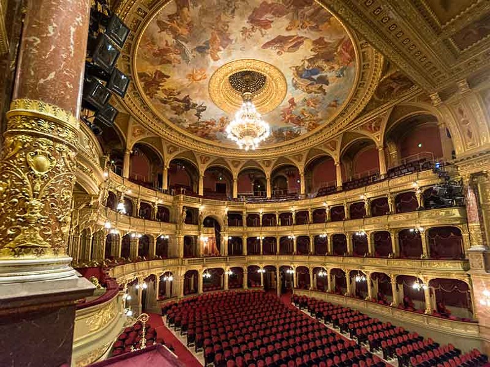 Blick in den Saal der Oper in Budapest Ungarn