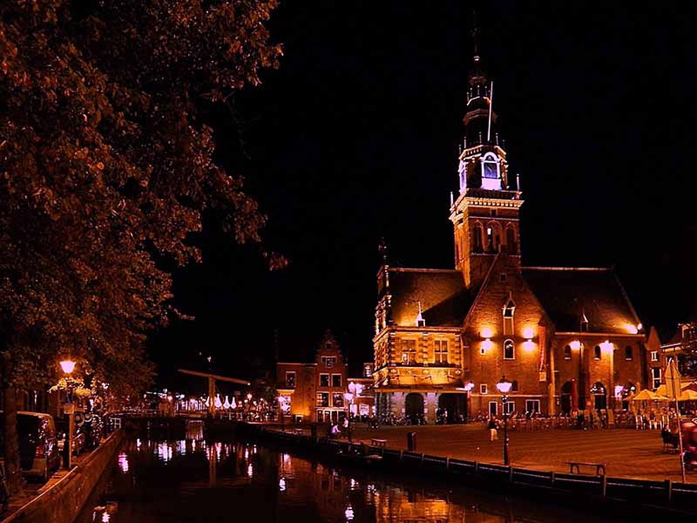 die Stadt Alkmaar in Holland bei Nacht