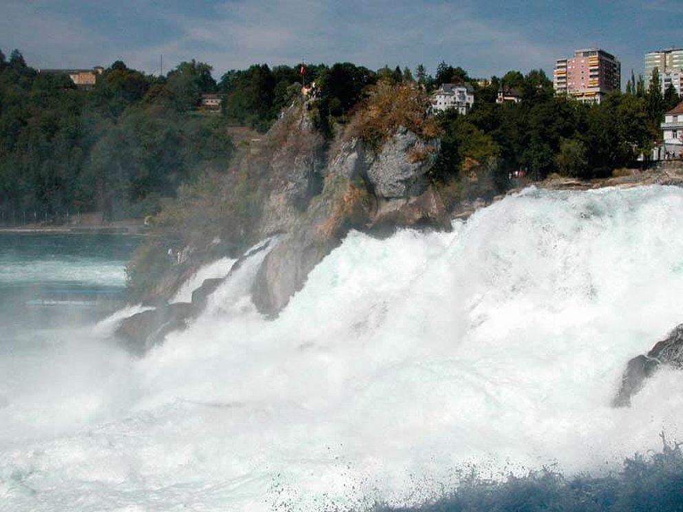 Blick auf einen der 3 weltgrößten Wasserfälle in Schaffhausen in der Schweiz