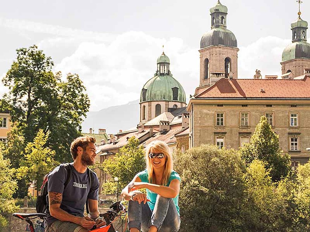 Bikerpärchen machen gemütliche Pause in der Sonne in Innsbruck