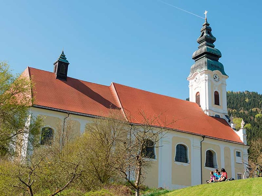 Blick auf die Stiftskirche in Engelhartszell am Donauradweg