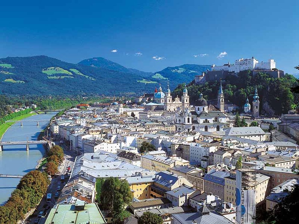 Blick von oben auf die Mozartstadt Salzburg mit Festung