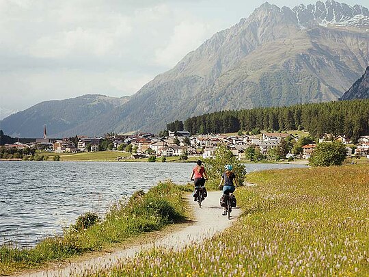 2 Radfahrer fahren am Uferradweg am Haidersee