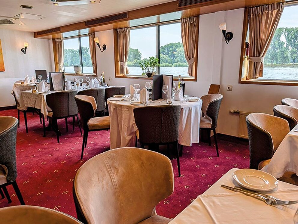 Bordrestaurant mit gedeckten Tischen