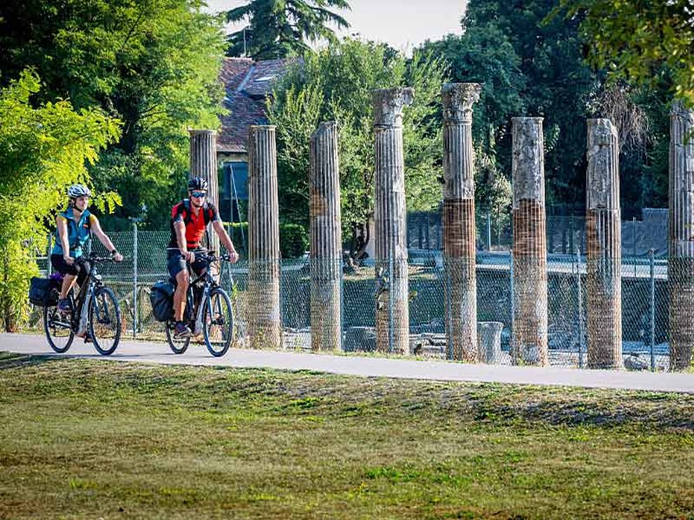 2 Radfahrer vor antiken Stätten