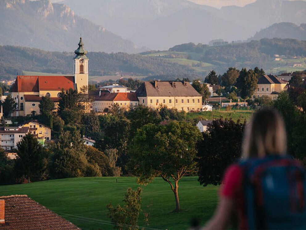 Ortsansicht Pfarrkirchen mit Wanderin