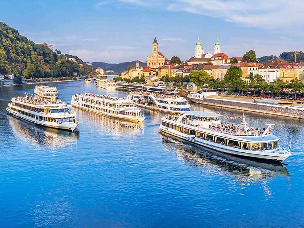 Schiffe von Wurm und Noé auf der blauen Donau in Passau