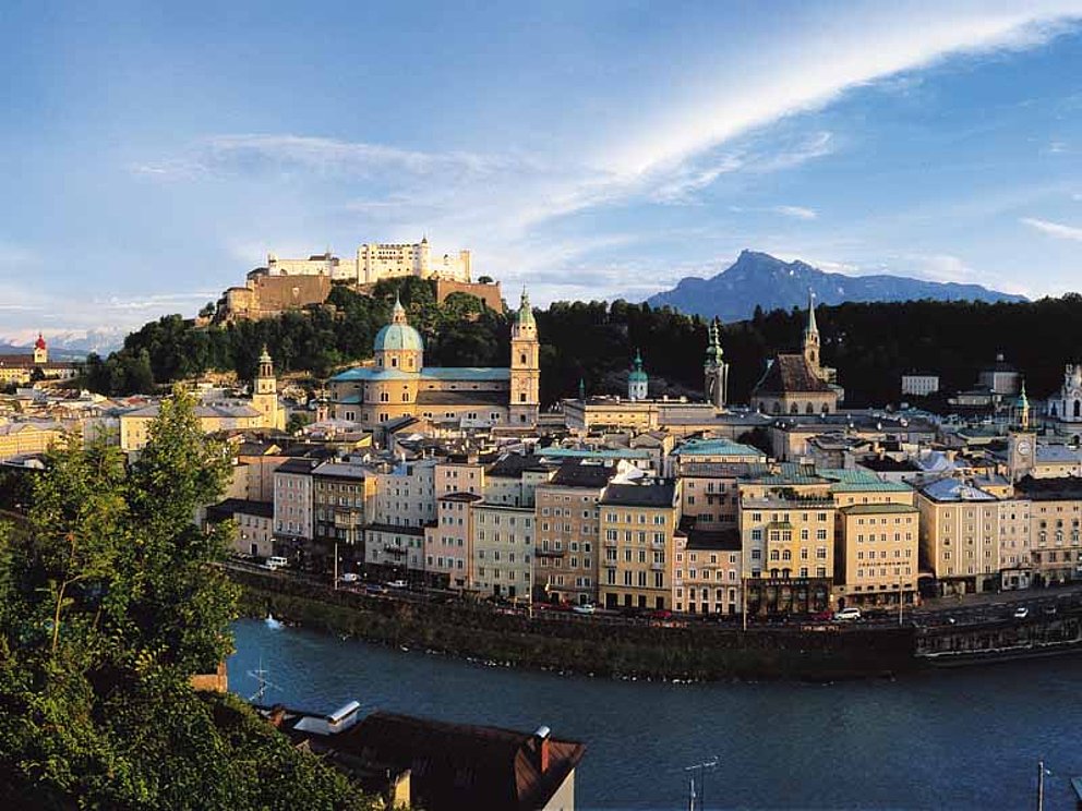 Die Silhouette der Stadt Salzburg wird dominiert von der alles überwachenden Festung Hohensalzburg.
