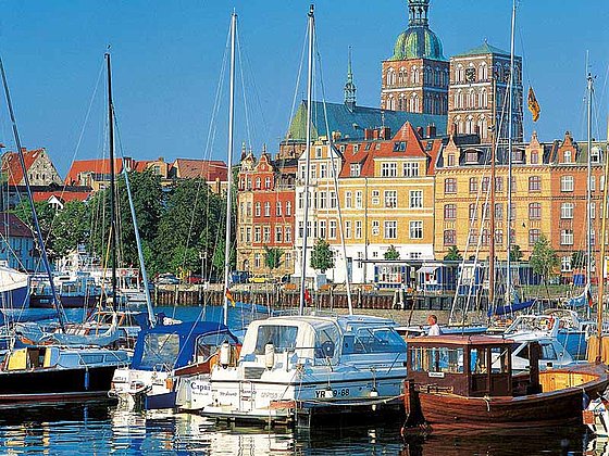 Lotsenhaus mit Hafen und vielen Booten in Stralsund