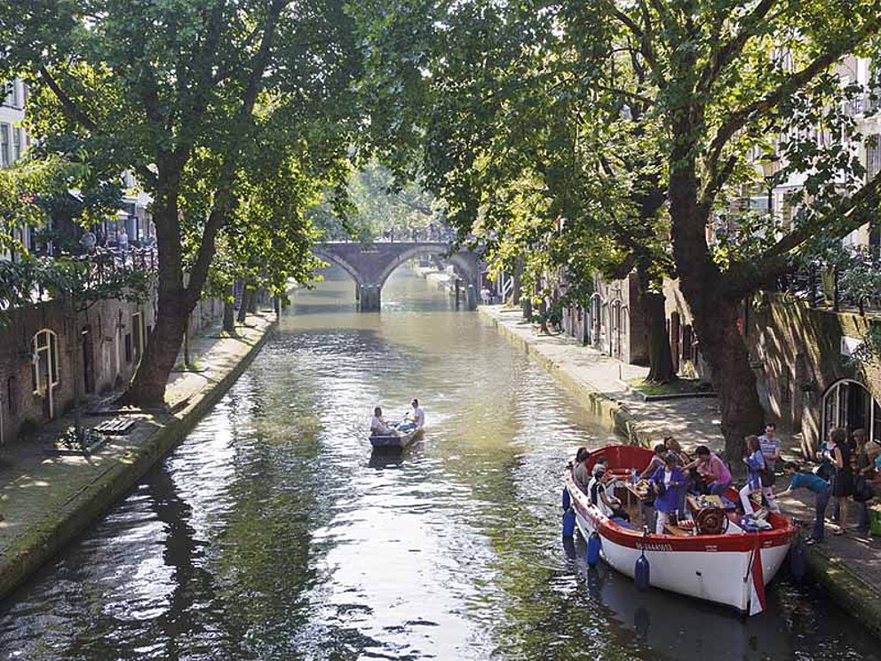Wasserverlauf mit Booten in der Stadt Utrecht in den Niederlanden