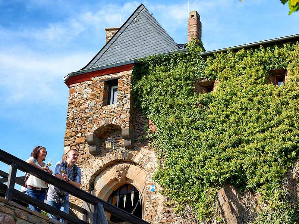 zwei Radfahrer besuchen der Burg Thurant im Radurlaub an der Mosel