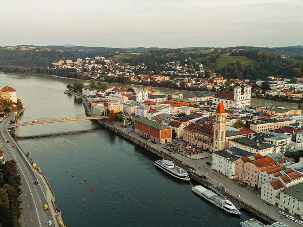 Blick über Passau mit den Flüssen Donau und Inn. 