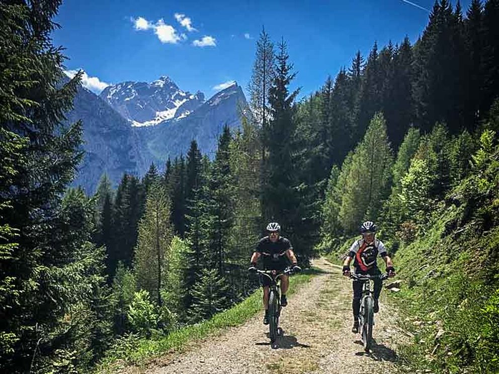 zwei Mountainbiker unerwegs im Urlaub auf der Buchsteinrunde