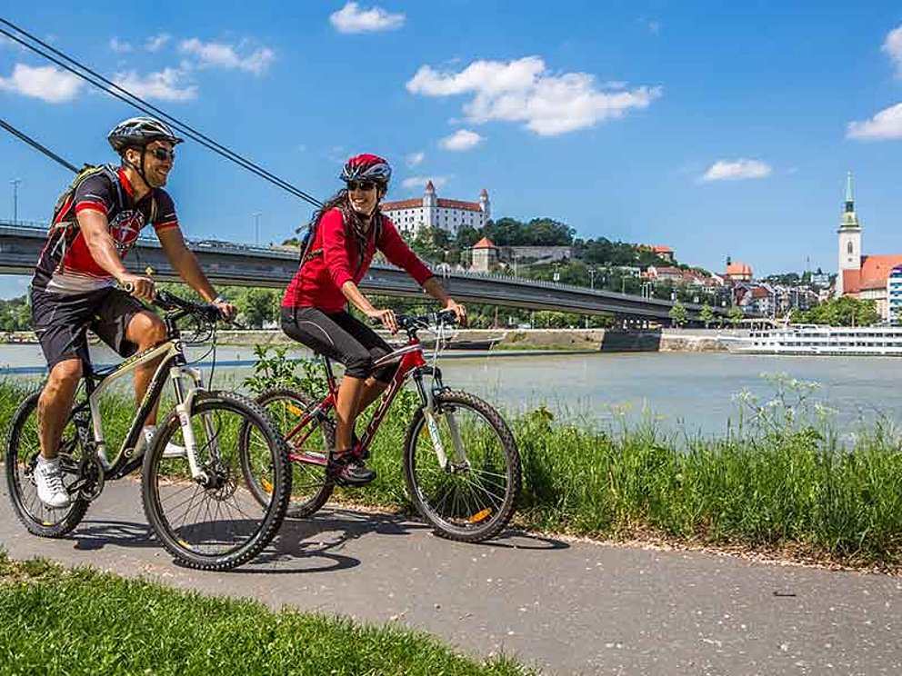 zwei Radfahrer unterwegs am Donauradweg in Bratislava