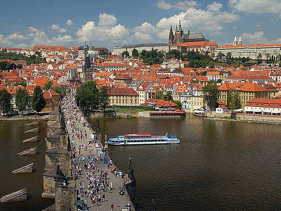 Blick auf Prag mit Brücke