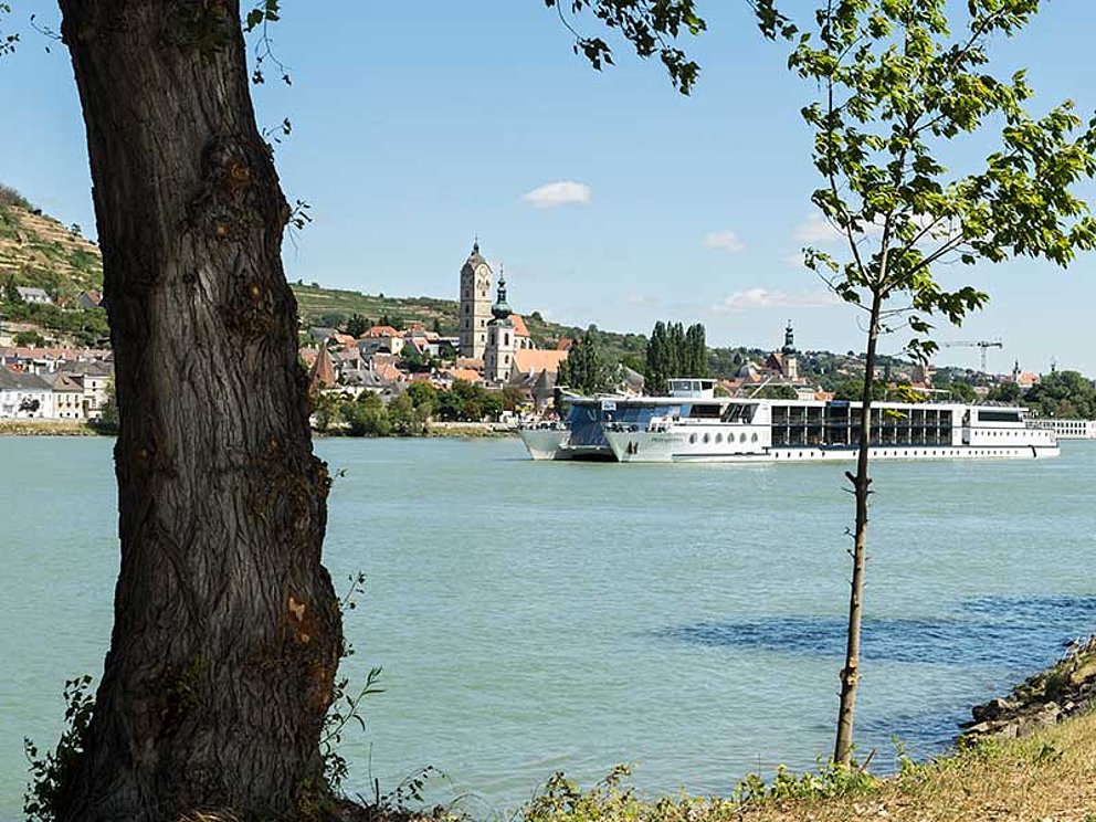 Blick auf die Donau und Krems mit vorbeifahrender MS Primadonna
