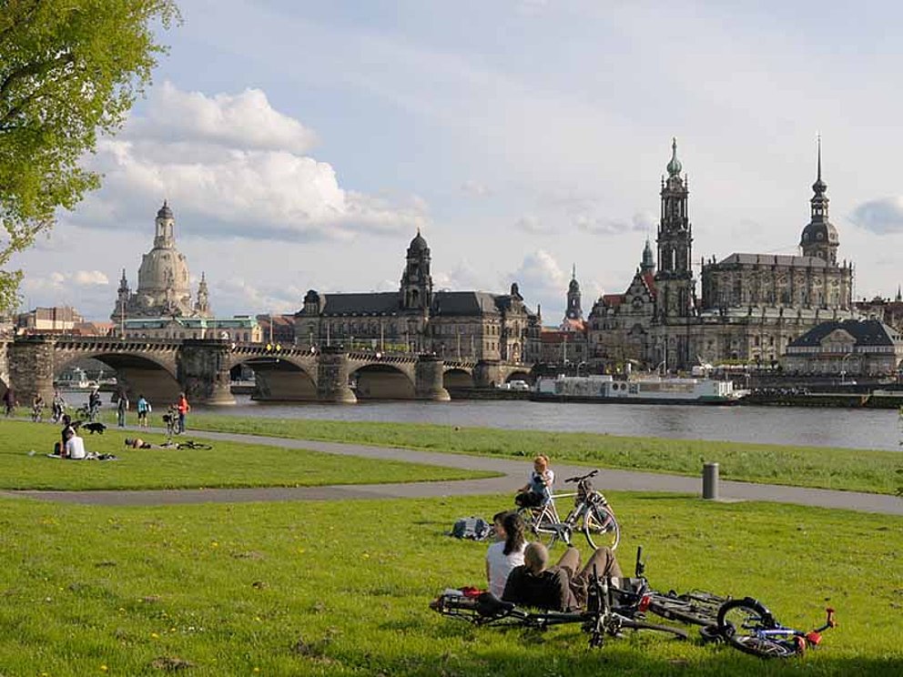 Elberadweg mit Blick auf Augustusbrücke in Dresden