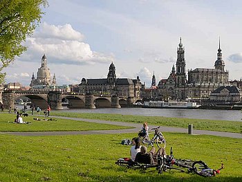 Elberadweg mit Blick auf Augustusbrücke in Dresden