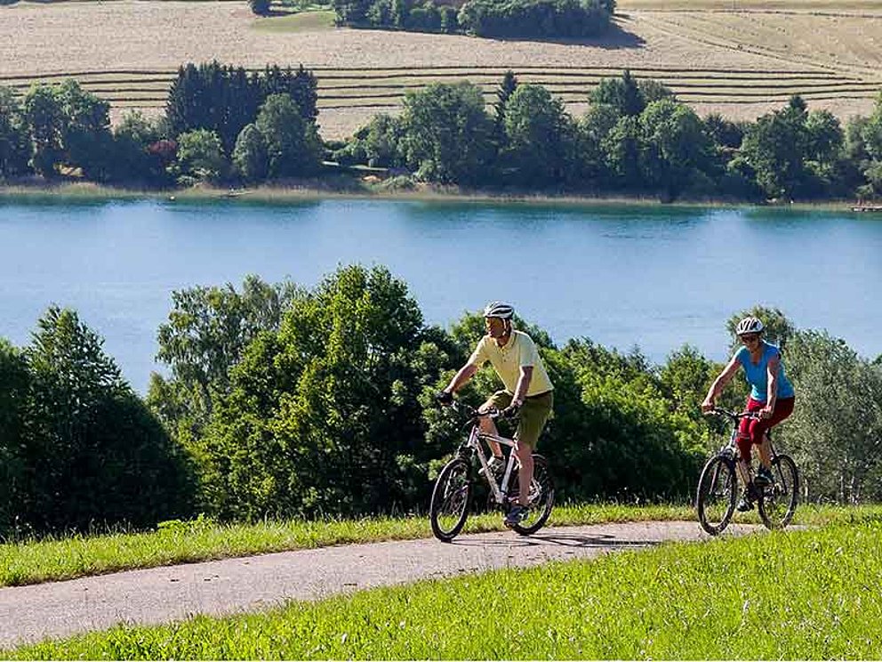 Radfahrer unterwegs im Salzburger Seenland im Radurlaub im Salzkammergut