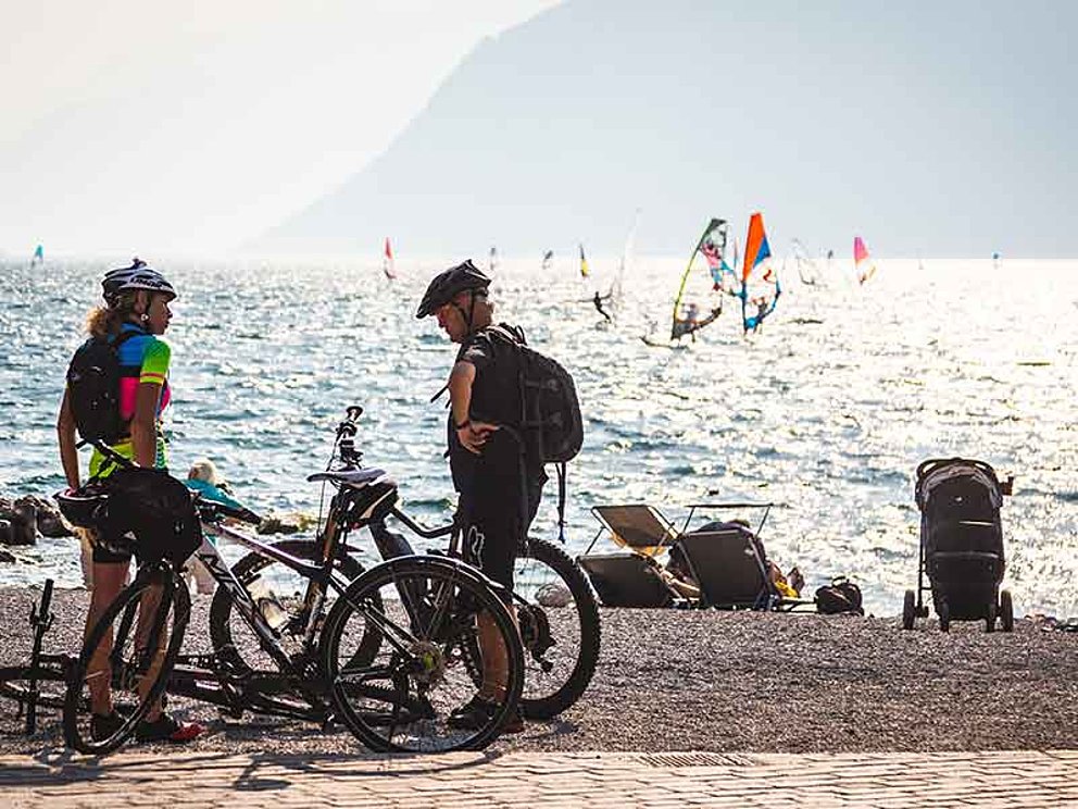 Radfahrer-Rast in Trobole am Gardasee