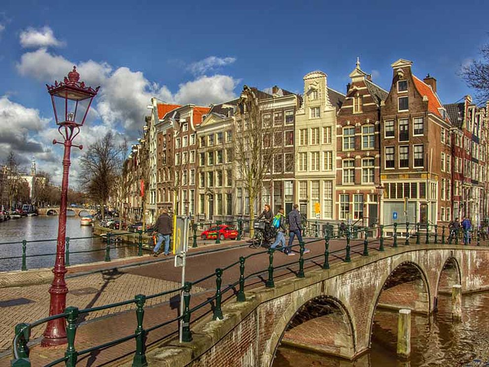 Brücke mit Gebäuden der Hauptstadt Amsterdam in den Niederlanden