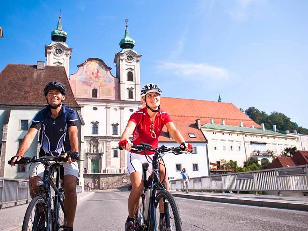 cyclists in front of St. Michaels Church in Steyr