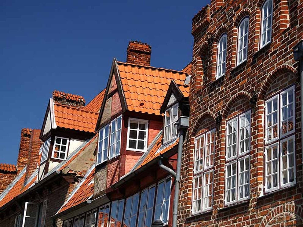 Altstadthausfassaden mit blauem Himmel in Deutschland