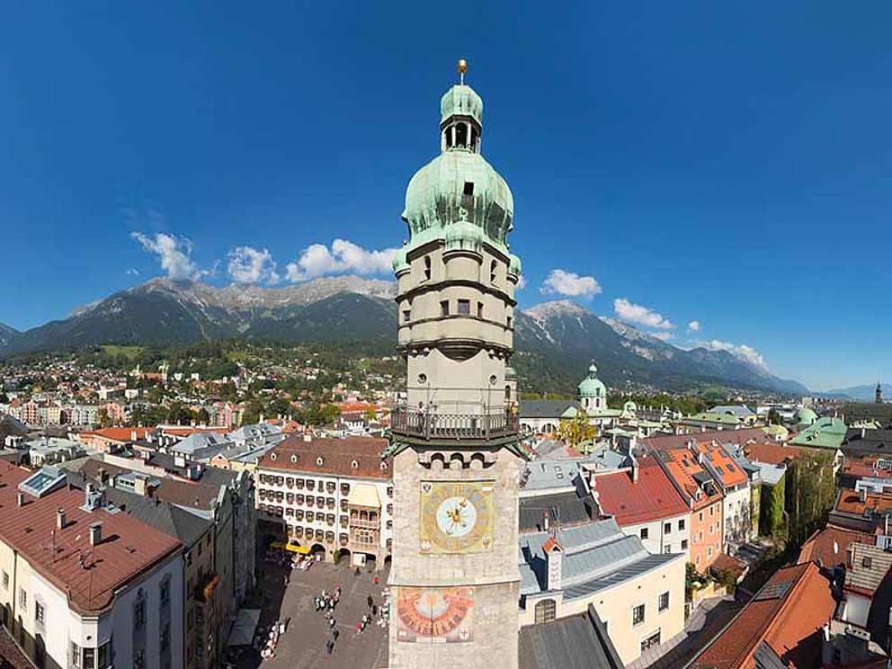 Blick auf Stadtturm und Altstadt in Innsbruck